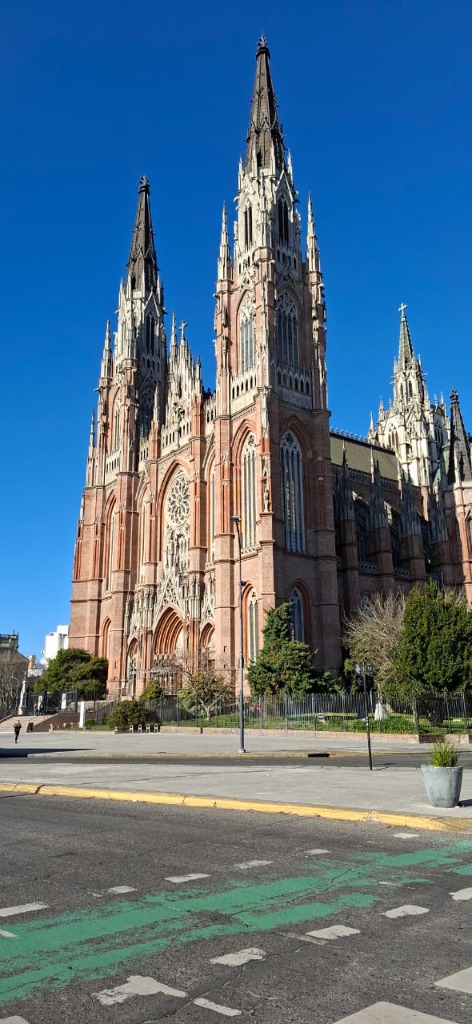 Catedral de La Plata iluminada frente a Plaza Moreno