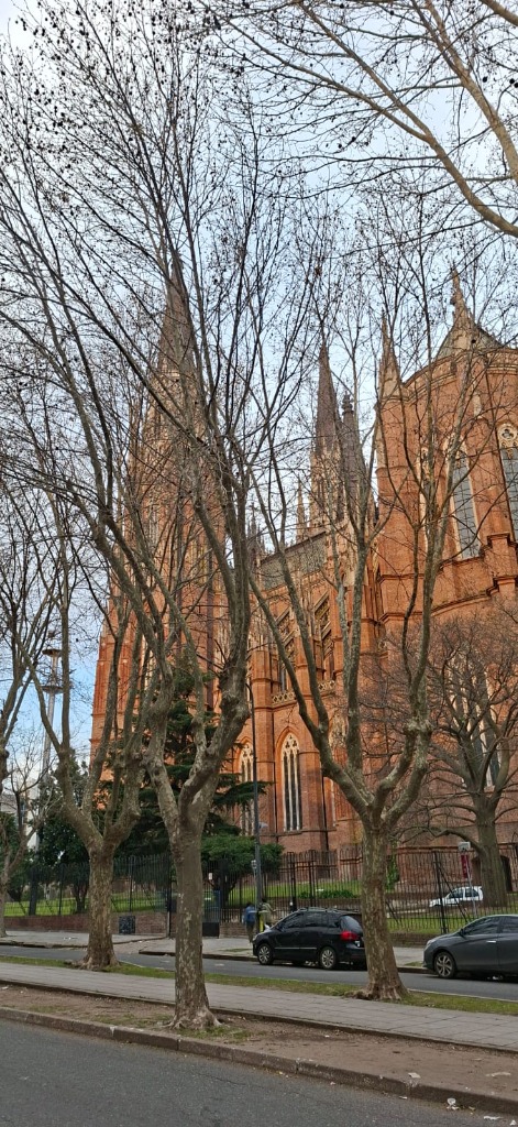 Vista de la Catedral de La Plata rodeada de naturaleza