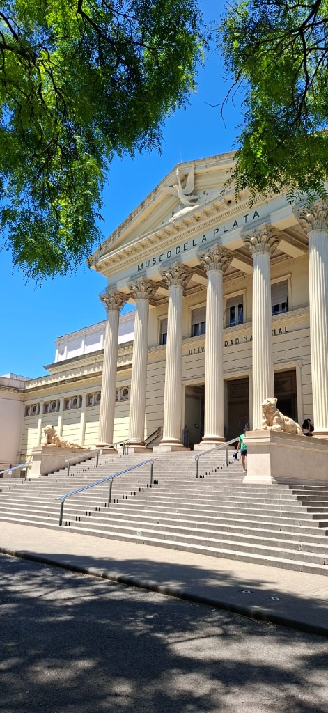 Fachada clásica del Museo de Ciencias Naturales de La Plata